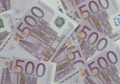 A dat 34.000 de euro pe o statuie din fecale