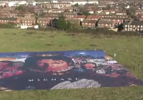 Video | Record Guinness Book: Cel mai mare afiş cu Michael Jackson