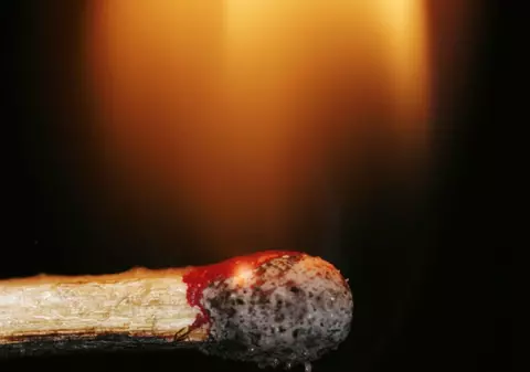 Doi români, stropiţi cu un lichid inflamabil şi apoi incendiaţi, în Franţa