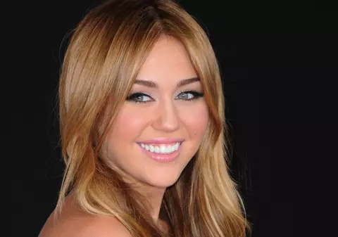 Video | Miley Cyrus se droghează cu salvie 