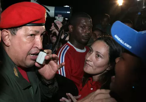 Hugo Chavez îşi mută biroul într-un cort