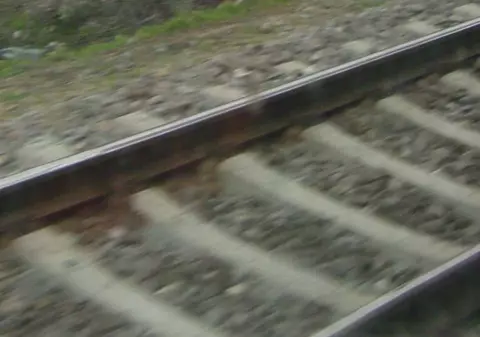 O femeie a fost găsită îngheţată pe şinele de tren, în Vaslui