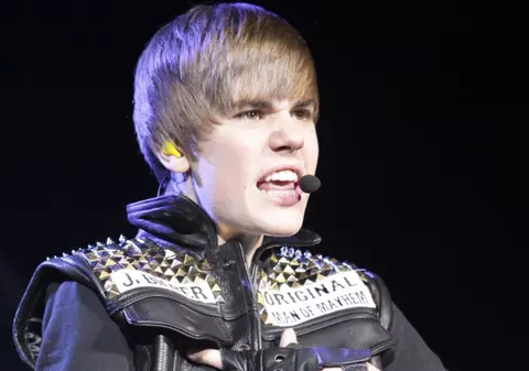 Justin Bieber joacă la două capete: are două prietene în acelaşi timp