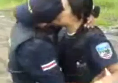 Video | Poliţişti costaricani filmaţi sărutându-se în timpul serviciului
