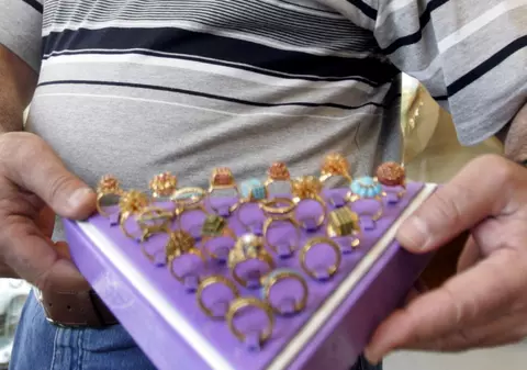 Doi români au vrut să amaneteze bijuteriile în magazinul din care le-au furat