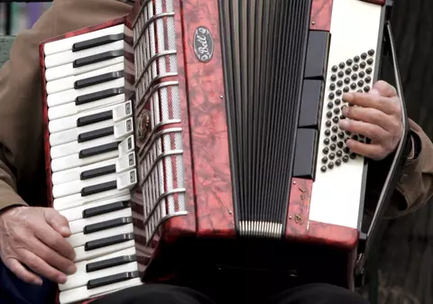 Englezii, enervaţi de un român care cântă toată ziua 'Jingle Bells' la acordeon