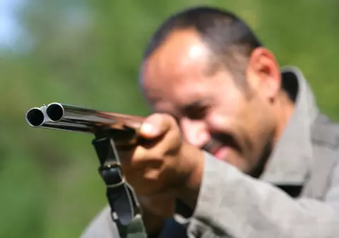L-a împuşcat mortal crezând că e mistreţ