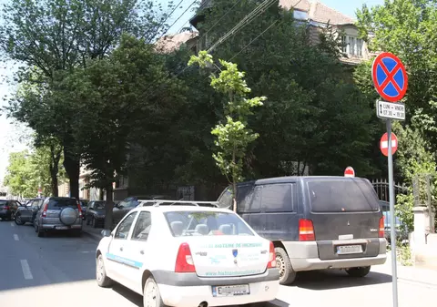 I-au ridicat maşina cu tot cu socru în ea 