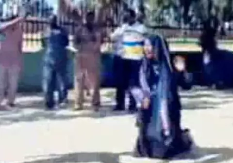 Video | O femeie a fost biciuită în public pentru că a purtat pantaloni 
