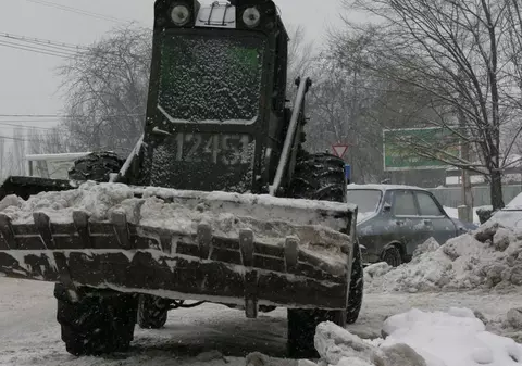 Microbuz cu copii şi o salvare, blocate de zăpadă