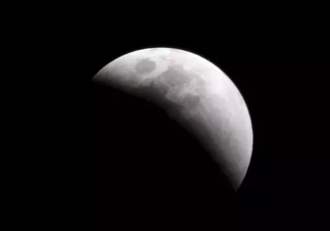 Eclipsă totală de Lună marţi, vizibilă parţial şi din România