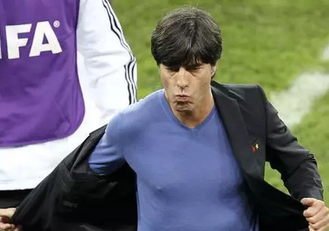 Puloverul lui Joachim Low, cumpărat cu un milion de euro