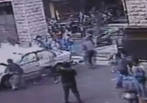 Video | Un sinucigaş seceră un grup de copii cu maşina, care apoi ia foc