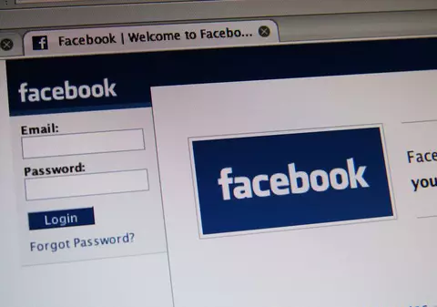 Condamnată la închisoare pentru o insultă postată pe Facebook