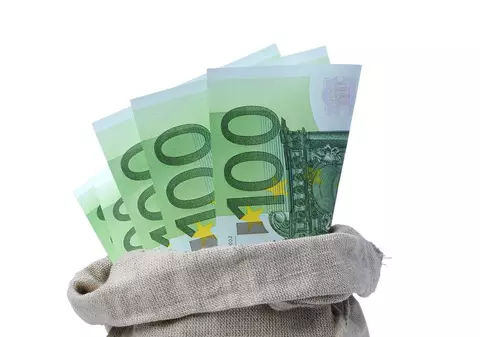 Româncă premiată de spanioli pentru că a înapoiat o valiză cu bani   