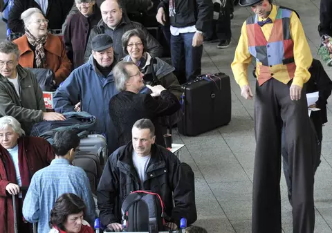 Clovni în aeroportul din Frankfurt pentru a uşura aşteptarea pasagerilor