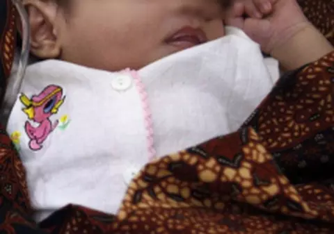 Poliţiştii vasluieni anchetează moartea unui bebeluş găsit mort de mama sa