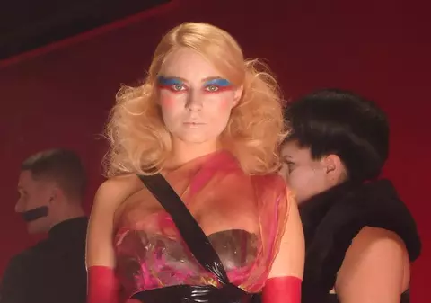 Laura Cosoi apare în cel mai recent videoclip al trupei britanice Hurts 