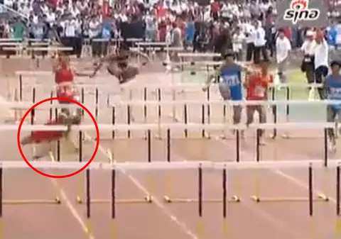 Video | Iată cum termină un chinez cursa de 100 m garduri 