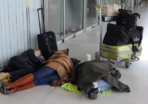 2000 de oameni blocaţi în aeroport din cauza ninsorilor 