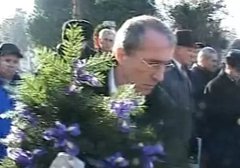 Video | Valentin Ceauşescu, pentru prima dată la mormântul părinţilor săi
