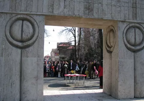 20 de cupluri se vor căsători de Revelion la Poarta Sărutului