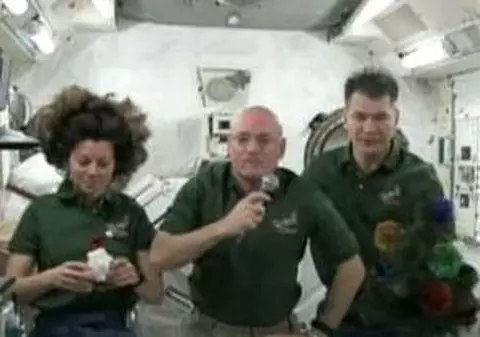 Video | Astronauţii de pe Staţia Spaţială au transmis un mesaj emoţionant de Sărbători