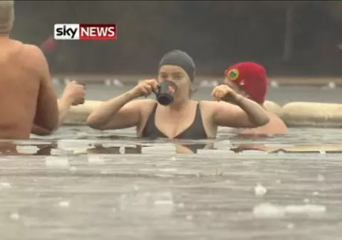 Video | De Crăciun, zeci de londonezi au intrat în apa îngheţată din parcul Hyde
