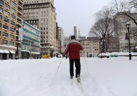 Din cauza zăpezii, americanii se plimbă cu schiurile prin New York