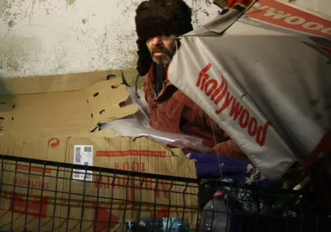 Un bărbat fără adăpost a fost grav rănit, după ce a fost aruncat într-o mașină de gunoi