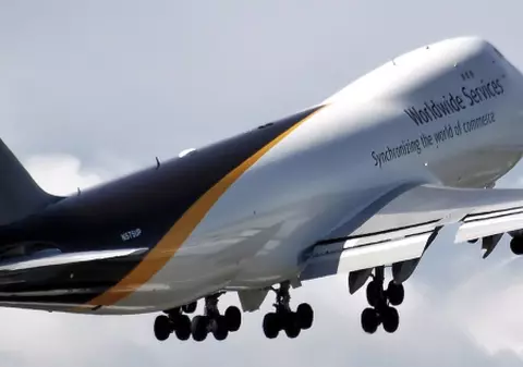 I-a dat un pumn unui puşti, pentru că nu şi-a închis telefonul în avion