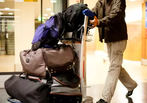 Parlamentari cu greutate la ”mica ciupeală”. Aleșii dau vina pe o secretară pentru decontul de 50 de euro al bagajelor cu însemnele României