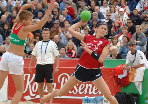 Foto | Ultima fiţă în handbalul mondial: Beach Handball