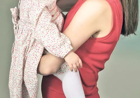 FMI le obligă pe mame să-şi lase copiii la un an