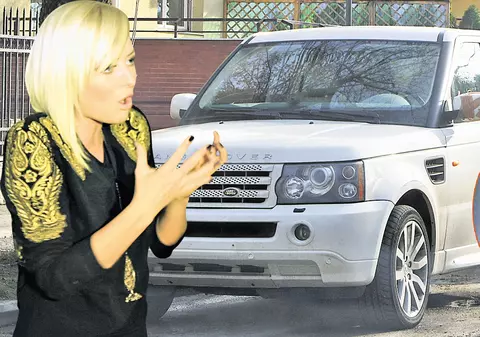 Maşina nouă a Deliei, lovită de tramvai / Merge cu oglinda lipită
