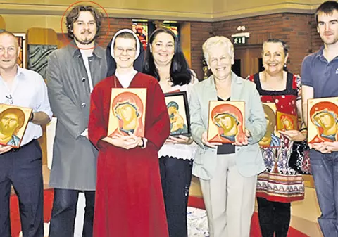 Îi învaţă pe irlandezi să picteze icoane