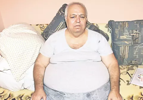 «Pentru că sunt obez, de trei ani n-am mai ieşit din casă»