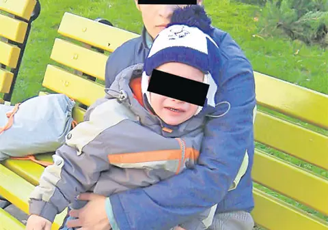 A ajuns cu copilul în stradă, din cauza dependenţei de etnobotanice a concubinului ei