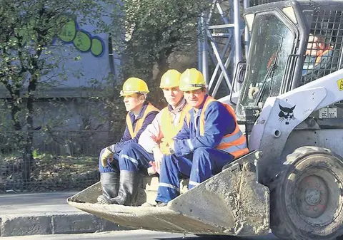 Uite cum se cară muncitorii pe străzile Capitalei!