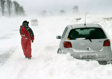 Zeci de drumuri, blocate de viscol