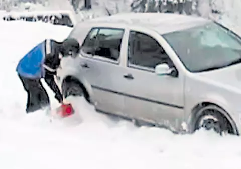 Un şofer a fost salvat de jandarmi după ce a rămas blocat cu maşina în zăpadă