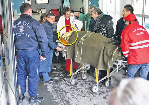 Medicii nu au reuşit să-i scoată cele două gloanţe din corp interlopului ciuruit