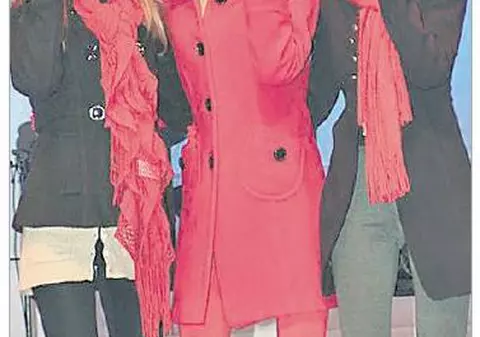 Trupa Dolls cântă la «Miss Fata de la Pagina 5», a doua zi de Crăciun, în Club Maxx