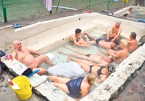 Bazinele cu apă termală de la Herculane, luatecu asalt de Crăciun | S-au mai bălăcit în plină iarnă!