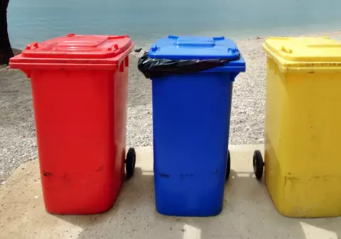 Un om al străzii din Botoșani a găsit la gunoi 20.000 de lei și i-a predat poliției