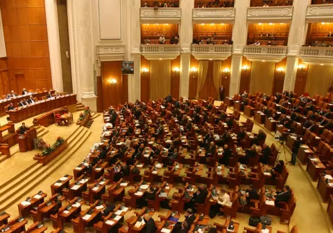 Au votat o nouă lege: Parlamentarii pot deveni avocaţi fără examen