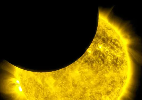 Foto & Video | Eclipsă parţială de soare, marţi dimineaţă