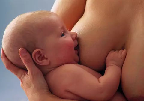 EXCLUSIV / Cum a ajuns tânăra din Onești să-și bată joc de propria-i fetița de nouă luni. Laptele matern a atras pedofilii la spectacolele abjecte