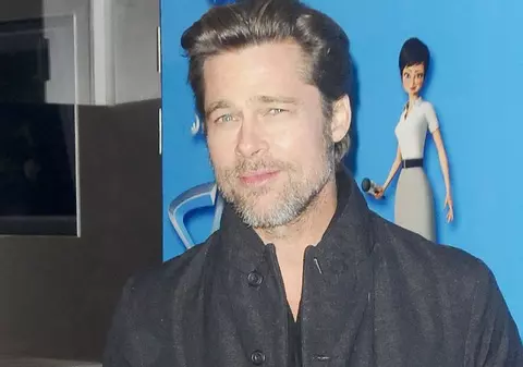 Brad Pitt învaţă să cânte pentru a juca în rolul lui John Lennon?
