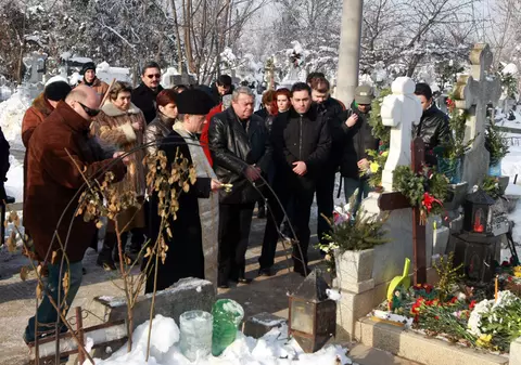 Exclusiv - Video | Familia a făcut parastas de un an pentru cârcotaşul Toni Tecuceanu